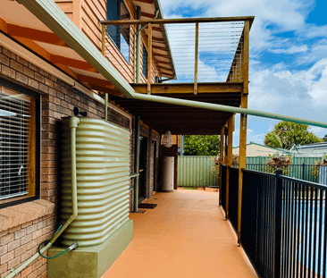 Spacious 4-Bedroom Family Home with Water Views & Room for Boat/Car... - Photo 3