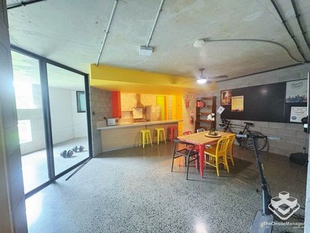 Furnished Oversize Double-Bed Studio Including Bills - Photo 5