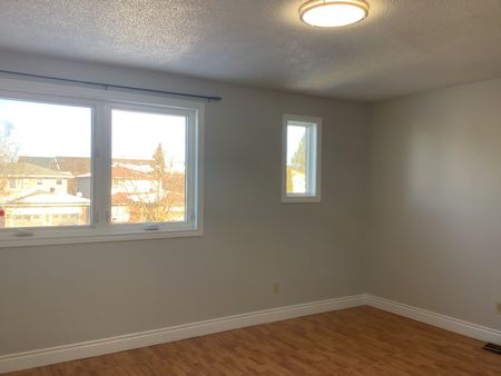 For Lease - 11 Rosenfeld Drive, Barrie, Ontario - Photo 2