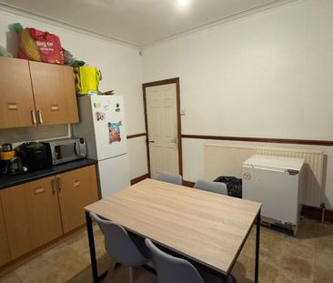 Room 3, Lucas Street, Woodhouse, Leeds, LS6 2JD - Photo 2