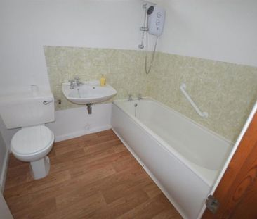 3 bedroom semi-detached house to rent - Photo 6