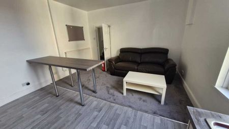 5 Bed Student Accommodation - Photo 2