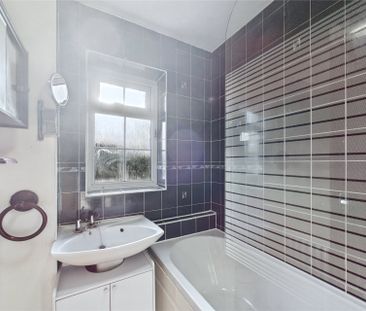 2 bedroom Maisonette in Mallow Park, Maidenhead - Photo 5