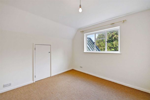 Lovely home in the charming village of Barnsley. - Photo 1