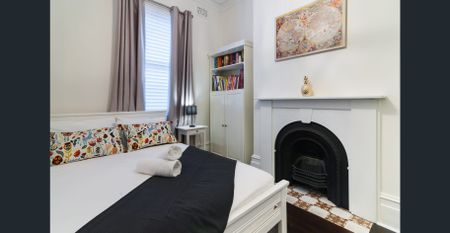 House with rear studio in peninsula-side setting - Photo 4