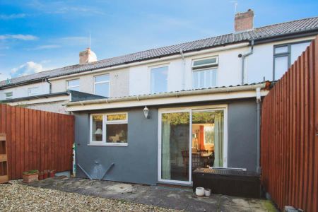 2 bedroom terraced house to rent - Photo 2