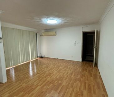 GROUND FLOOR UNIT - PRIME LOCATION! - Photo 3