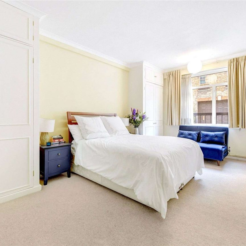 Charming 2 bedroom apartment, beautifully presented and enviably located on a picturesque residential street, in a prime central location. - Photo 1