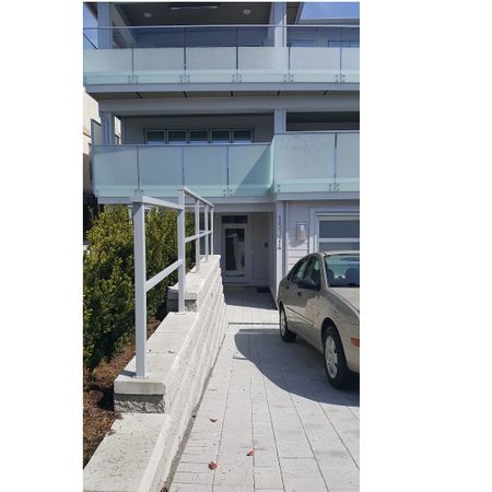 White Rock. Walk-Out Ground-Level Suite – 1 Bedroom - Photo 3