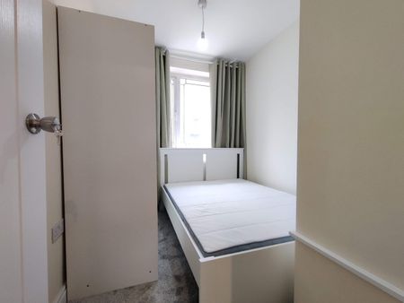 4 Bed Terraced House, Susannah Street, E14 - Photo 3