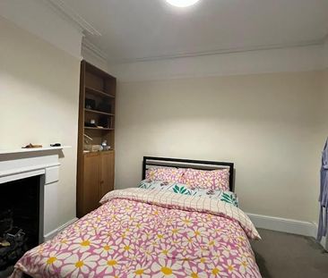 Room in a Shared Flat, Southfields, SW18 - Photo 2