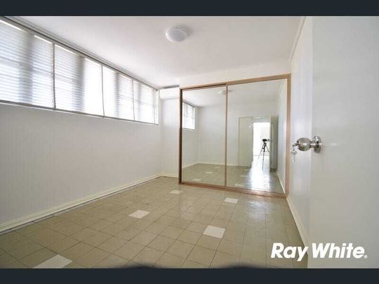 Three bedroom house close to all amenities - Photo 1