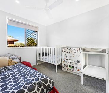 MODERN FOUR BEDROOM FAMILY HOME - Photo 5