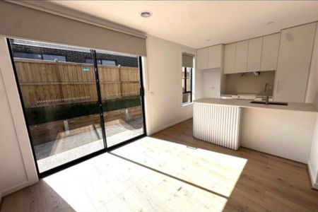 Cranbourne East - Photo 5