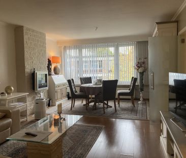 Gezellig en goed gelegen appartement met 2 slaapkamers en garage - Photo 1