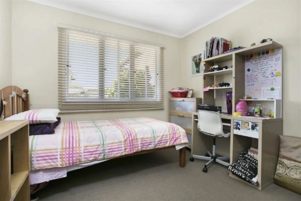 Elevated, spacious postwar home! - Photo 1