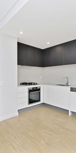 DESIGNER 1 BEDROOM, 1 BATHROOM APARTMENT - Photo 3