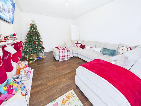 3 bedroom flat to rent - Photo 2