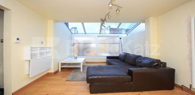 Recently refurbished two double bedroom flat minutes to Archway Tube. - Photo 1