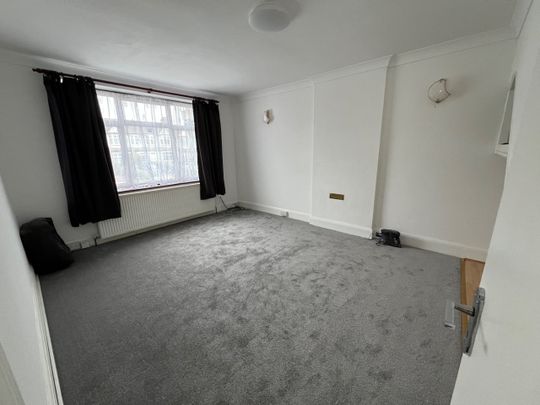 2 Bed Flat, London, N12 - Photo 1