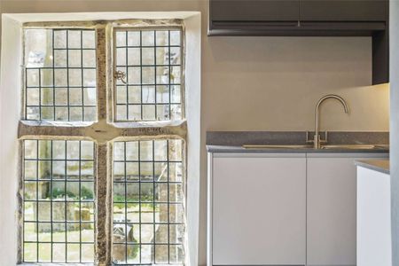 Superb Two Bedroom Flat in the Heart of Stow-on-the-Wold. - Photo 5
