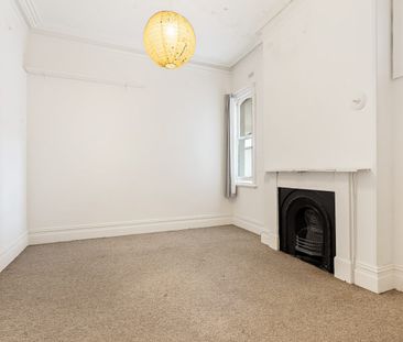 MASSIVE THREE BEDROOM APARTMENT. - Photo 4