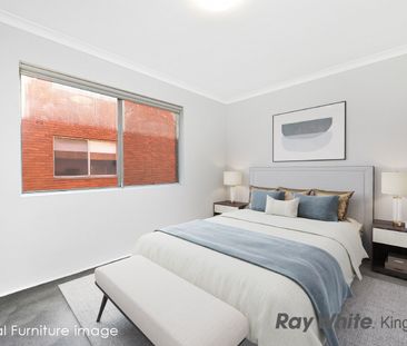 Sun Filled 2 Bedroom Unit - Photo 3