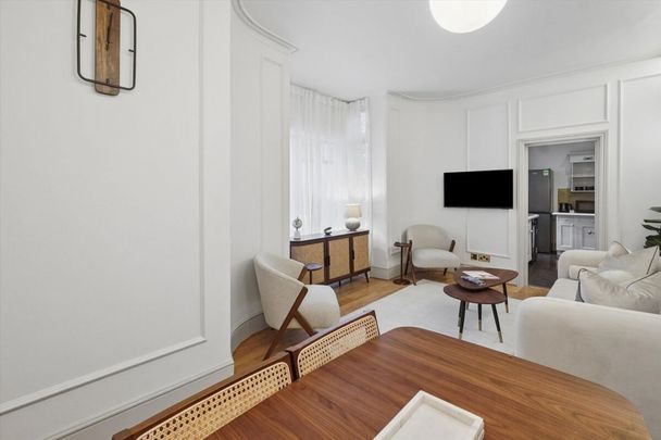 A spacious two bedroom duplex apartment available to rent in Hyde Park Square, W2 - Photo 1