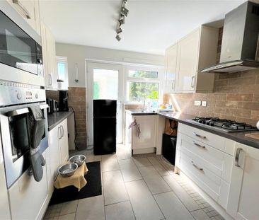 3 bedroom semi-detached house to rent - Photo 5
