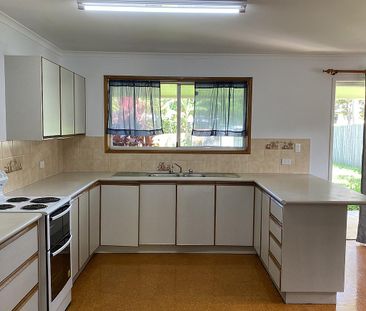 Family home in Cooran with Workshed - Photo 5