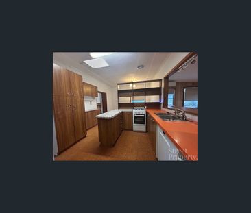 DELIGHTFUL FAMILY HOME - Photo 5