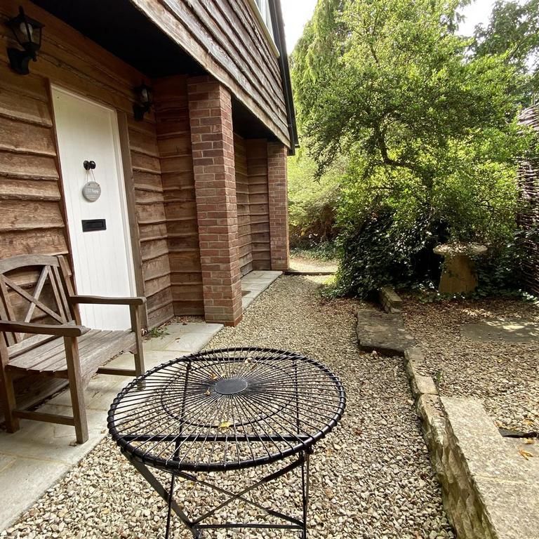 1 bedroom coach house to rent - Photo 1