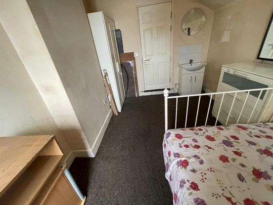 1 bedroom in a house share to rent - Photo 1