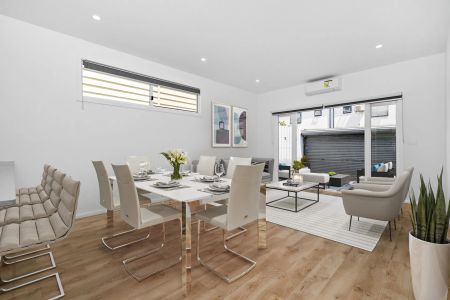 Elegant Terrace Home with Luxury Renovation - Photo 2