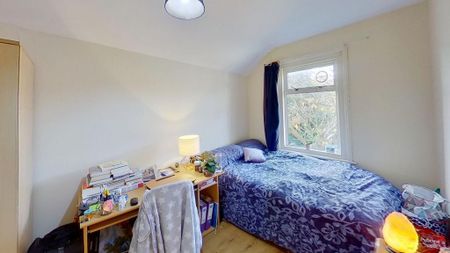 4 bedroom semi-detached house to rent - Photo 3