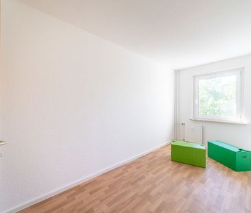 Attraktive Wohnung im Herzen von Halle-Neustadt - Küche und Bad mit... - Foto 2