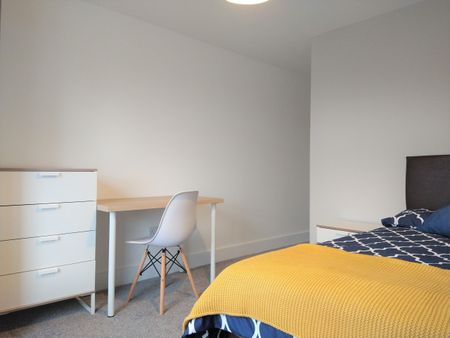 Double Ensuite- Spacious Communal Areas - Photo 4