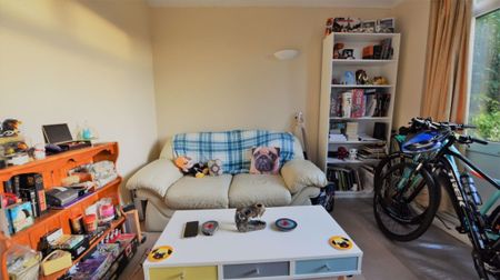 3 bedroom House in Queenswood Gardens, Leeds - Photo 2