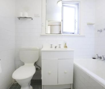 Bright One-Bedroom Apartment in Prime Beachside Location - Photo 3