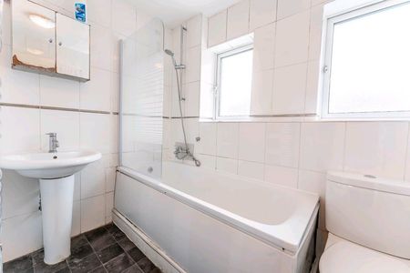 Studio Flat, Dee St, E14 - Photo 5