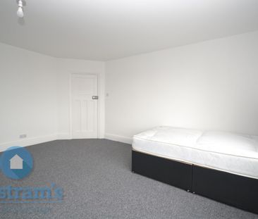 References Pending - 4 bed Semi-Detached House - Photo 3