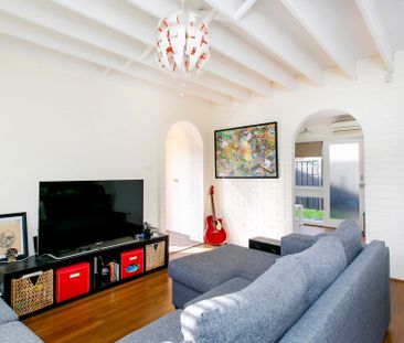 City Fringe 2 bedroom townhouse in well maintained garden setting - Photo 4