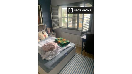 Bright room to rent in 3-bedroom house in Clondalkin, Dublin - Photo 4