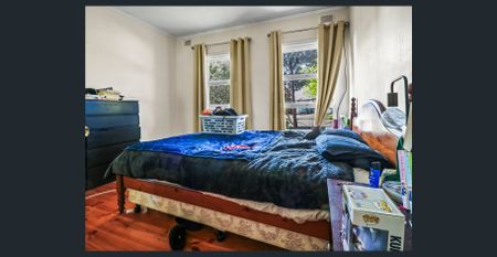 Spacious Three-Bedroom Home with Generous Outdoor Space - Photo 3