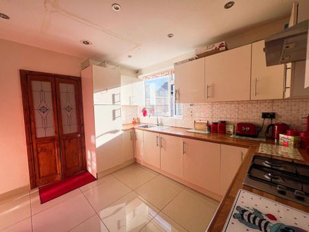 4 bedroom semi-detached house to rent - Photo 4