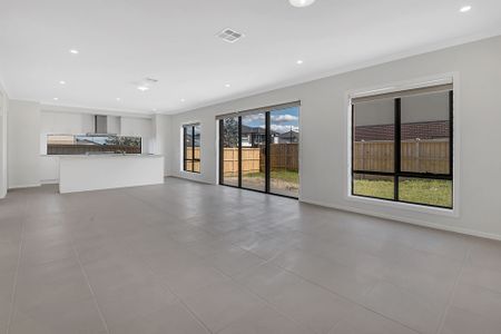 SPACIOUS, LIGHT & BRIGHT FAMILY HOME - Photo 5