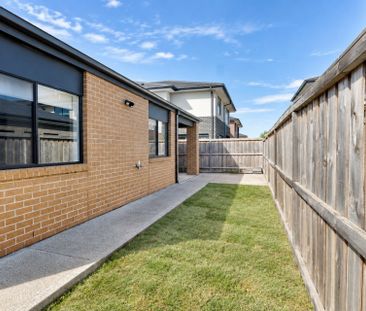 Modern Family Living in Clyde North - Photo 3