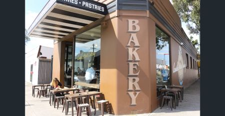 Stylish & Spacious With Alluring Ambience - Photo 4