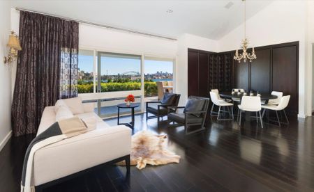 Unique Penthouse With Iconic Harbour Views & The Ambience Of A Private Villa - Photo 5