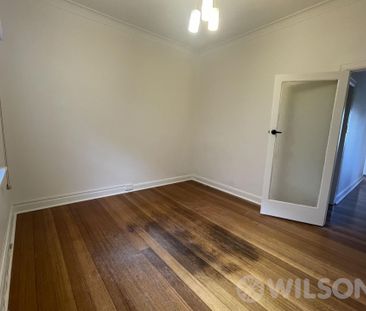 Charming Art Deco Home in Prestigious Leafy St Kilda East - Photo 3